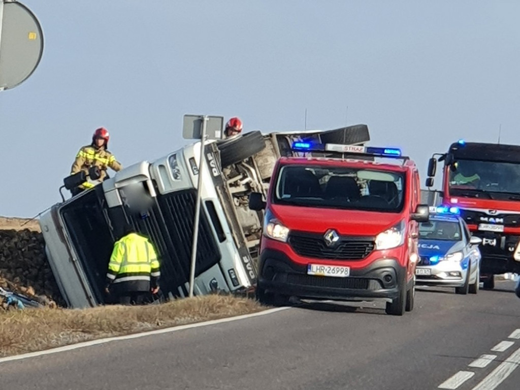 Alojzów: Przewrócona ciężarówka - ładunek w rowie (ZDJĘCIA)