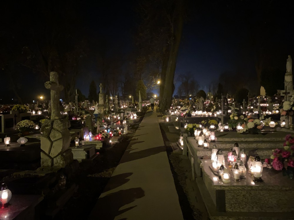 Hrubieszowski cmentarz nocą (ZDJĘCIA)