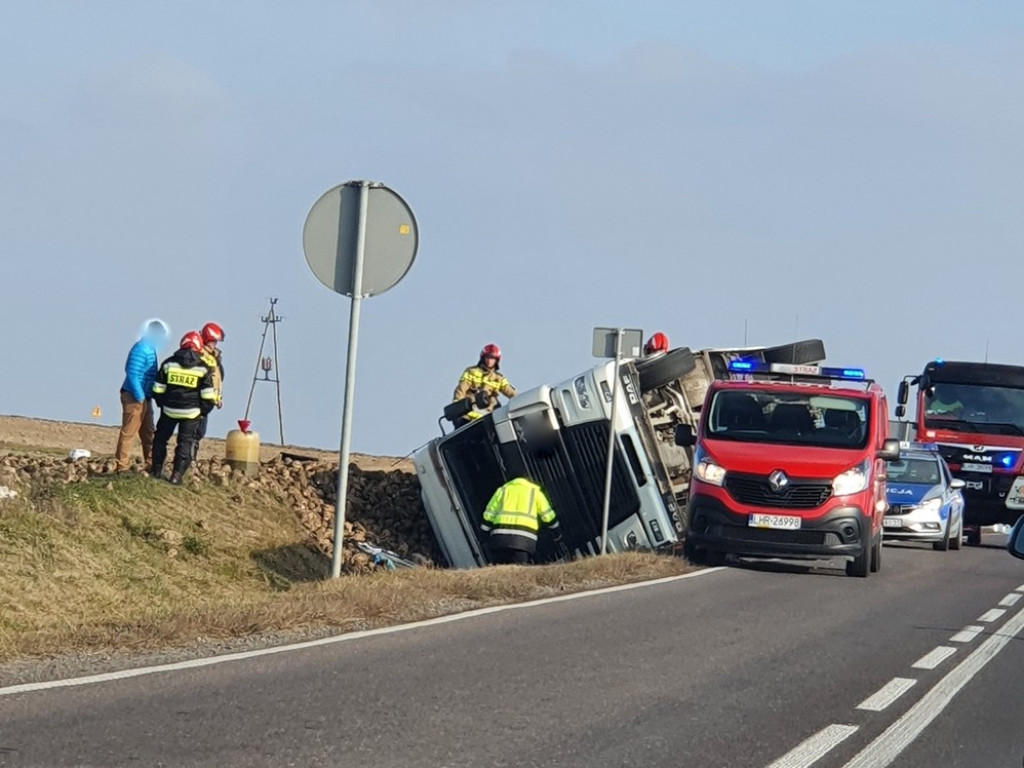 Alojzów: Przewrócona ciężarówka - ładunek w rowie (ZDJĘCIA)