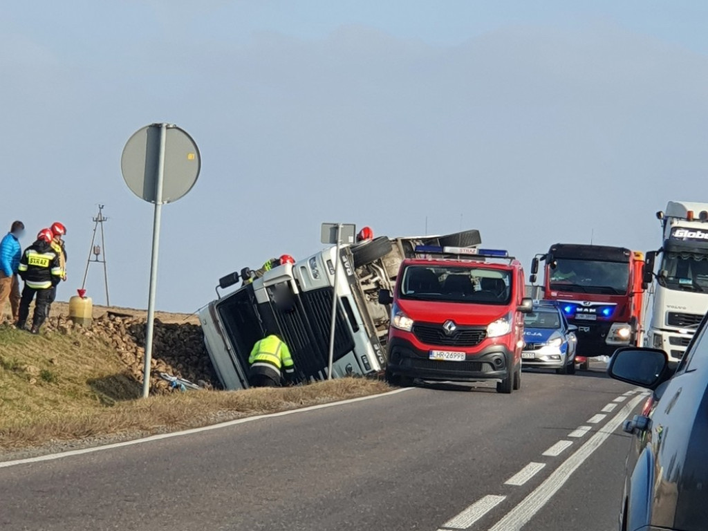 Alojzów: Przewrócona ciężarówka - ładunek w rowie (ZDJĘCIA)