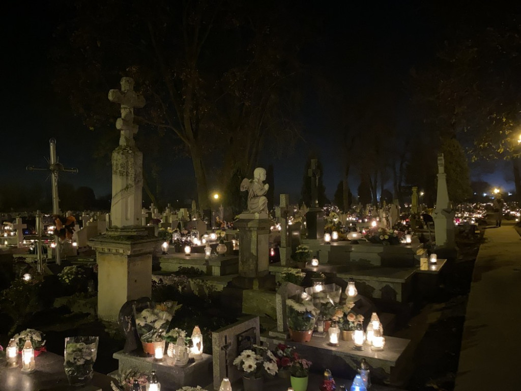 Hrubieszowski cmentarz nocą (ZDJĘCIA)