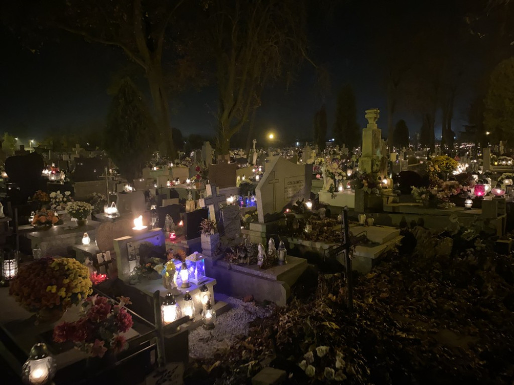 Hrubieszowski cmentarz nocą (ZDJĘCIA)