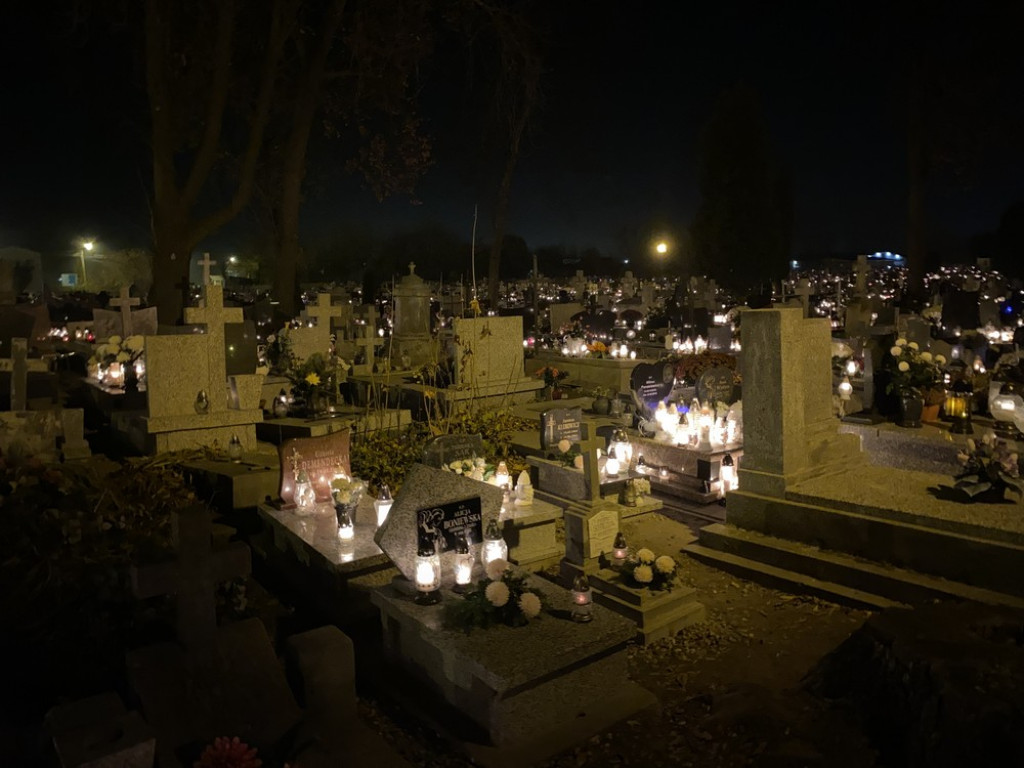 Hrubieszowski cmentarz nocą (ZDJĘCIA)