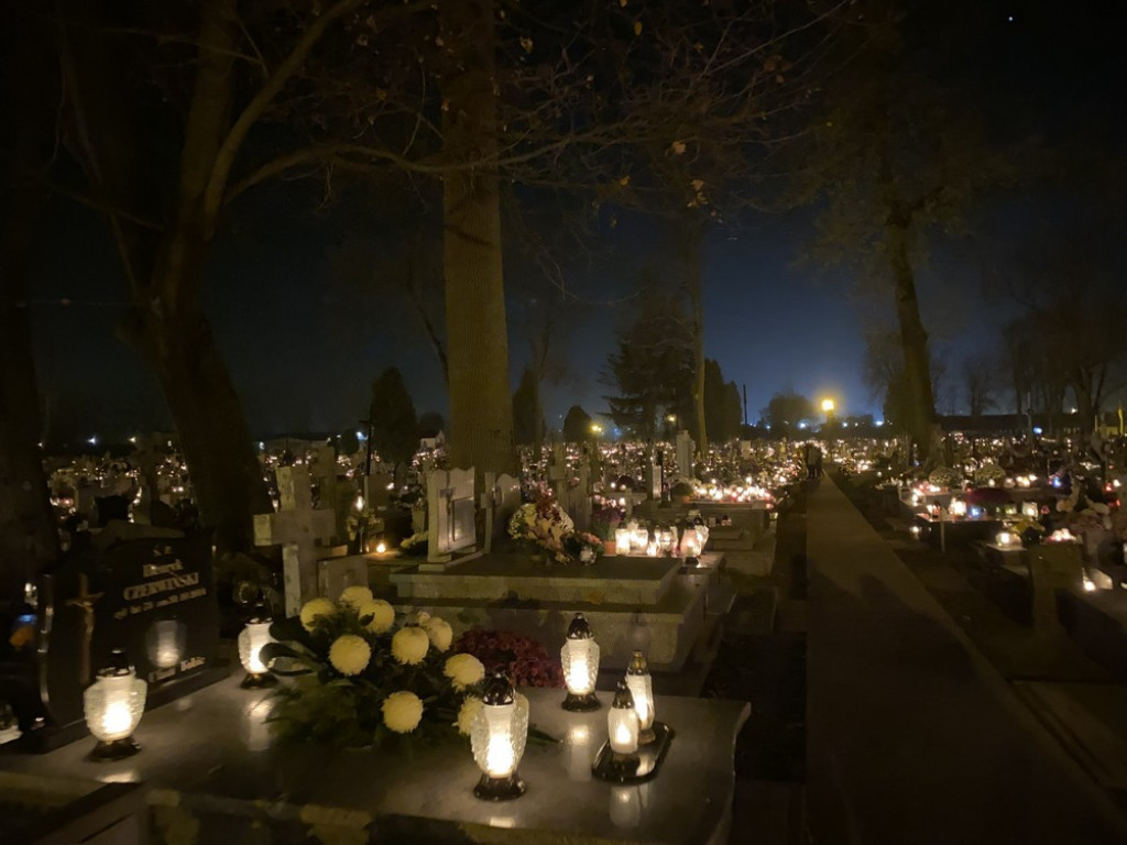 Hrubieszowski cmentarz nocą (ZDJĘCIA)