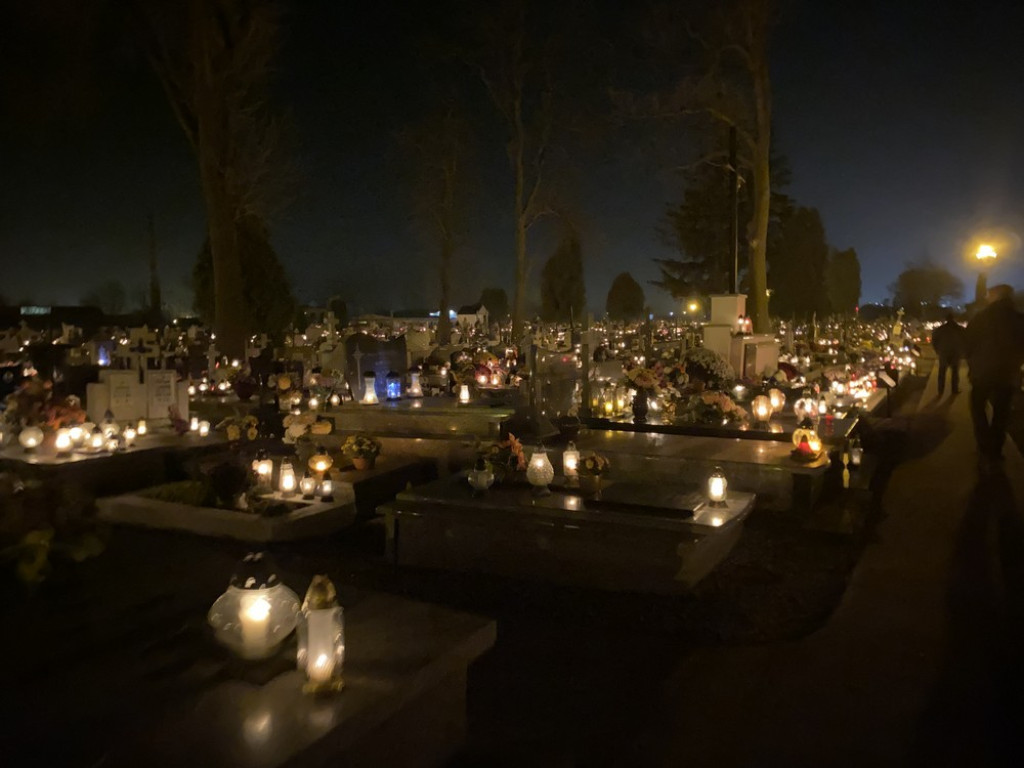 Hrubieszowski cmentarz nocą (ZDJĘCIA)