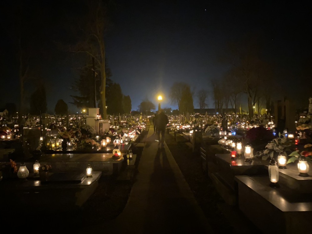 Hrubieszowski cmentarz nocą (ZDJĘCIA)