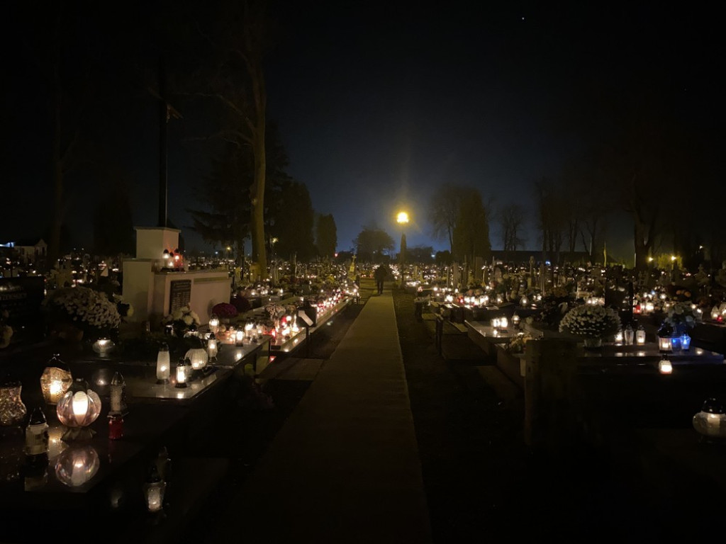 Hrubieszowski cmentarz nocą (ZDJĘCIA)