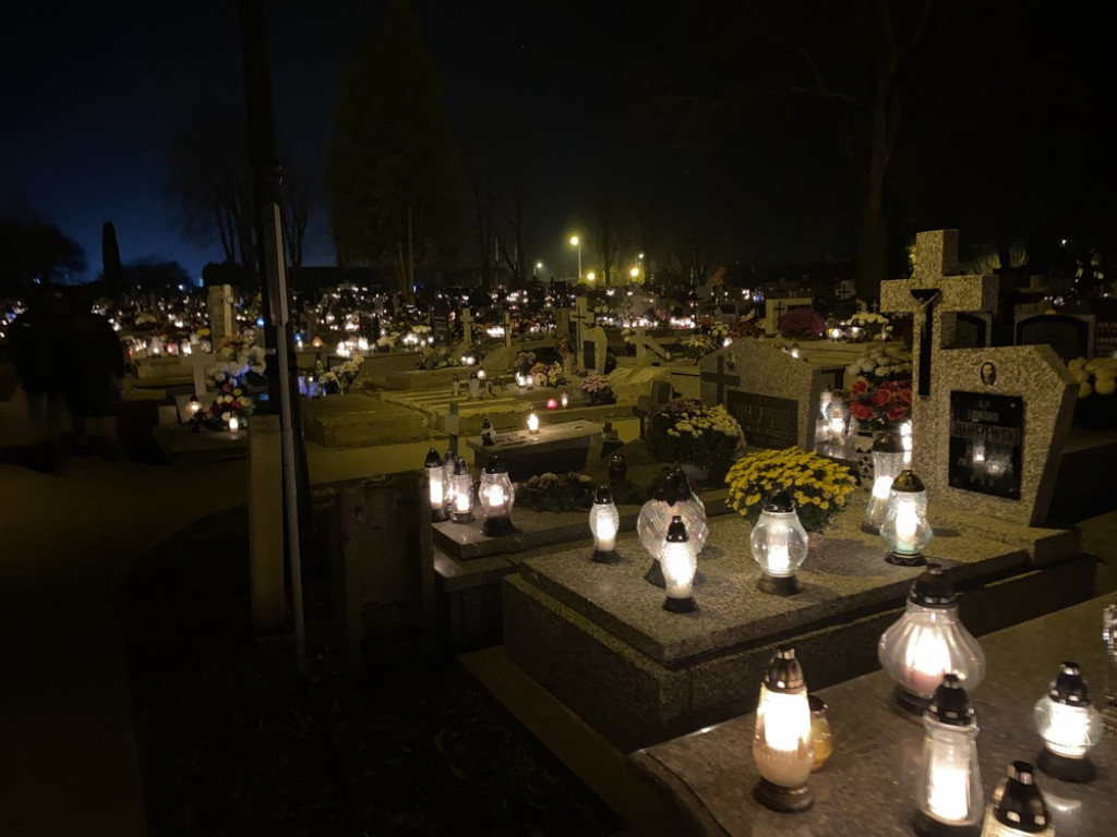 Hrubieszowski cmentarz nocą (ZDJĘCIA)