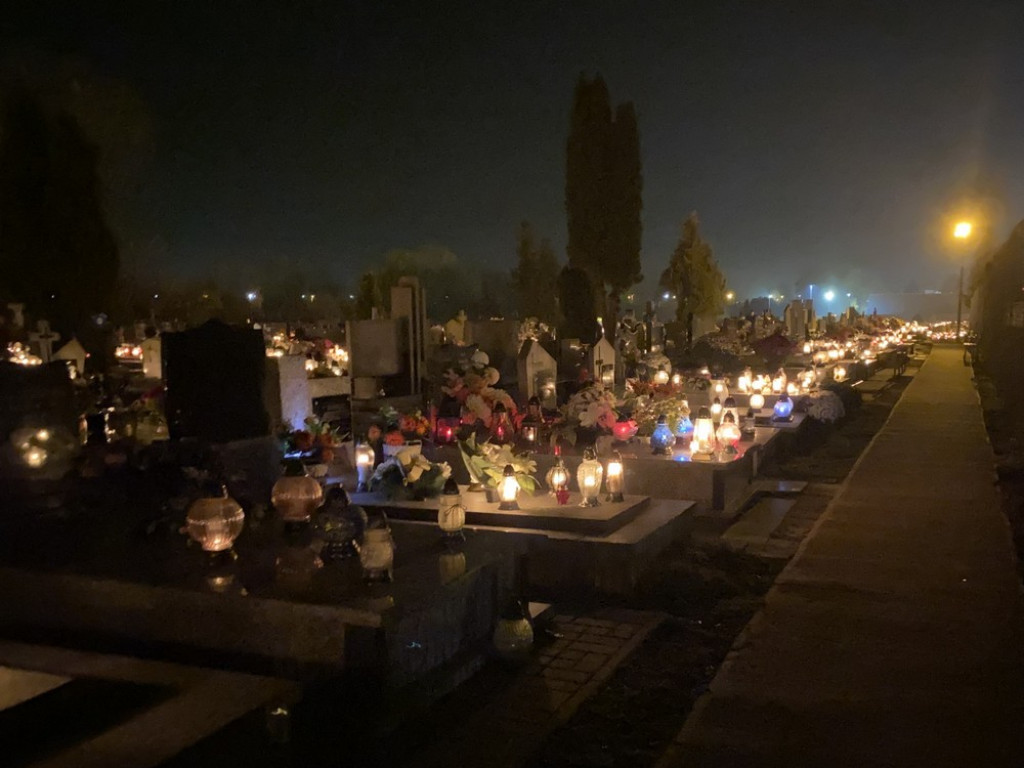 Hrubieszowski cmentarz nocą (ZDJĘCIA)
