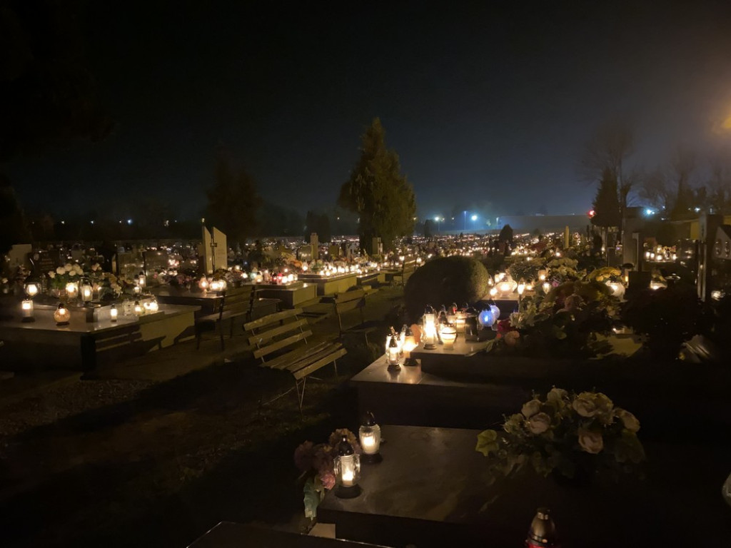 Hrubieszowski cmentarz nocą (ZDJĘCIA)