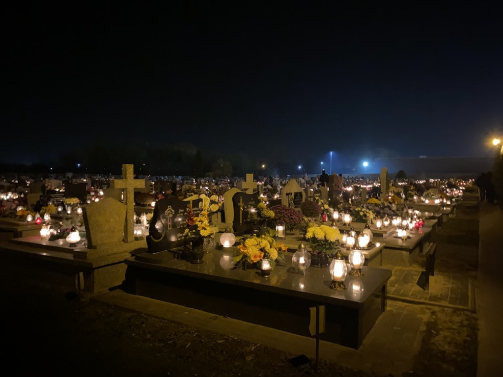 Hrubieszowski cmentarz nocą (ZDJĘCIA)