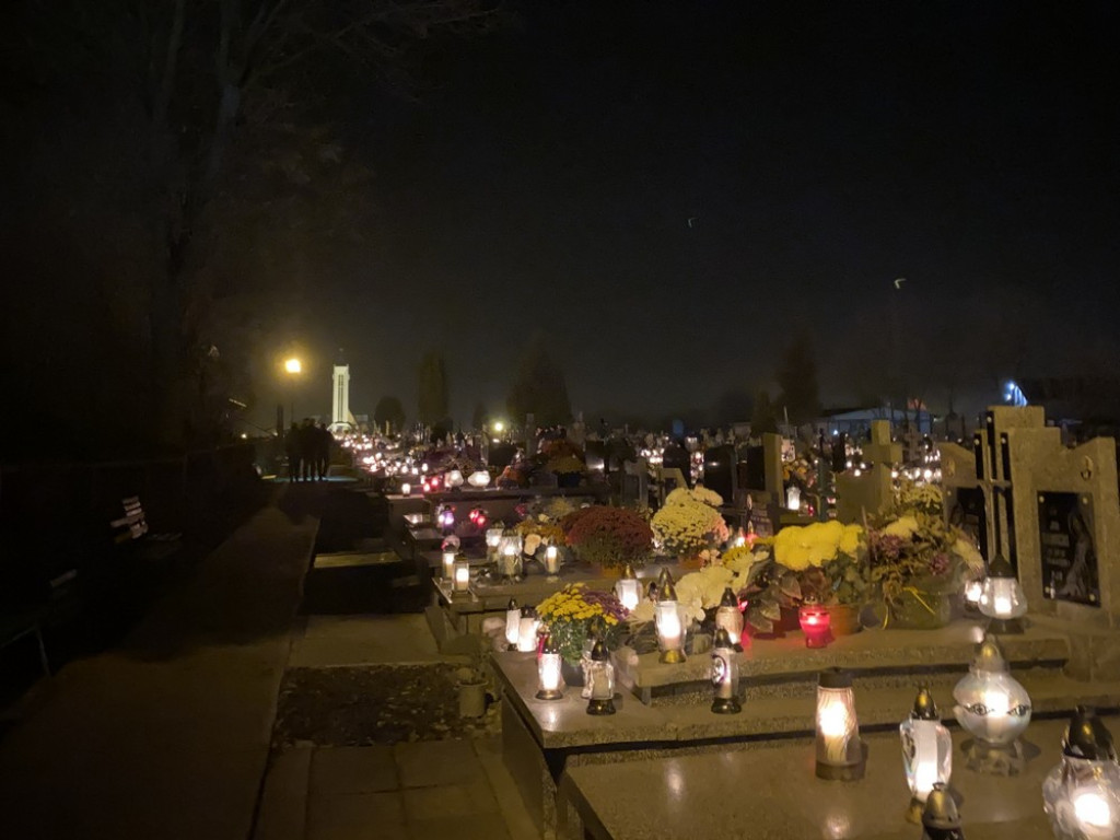 Hrubieszowski cmentarz nocą (ZDJĘCIA)