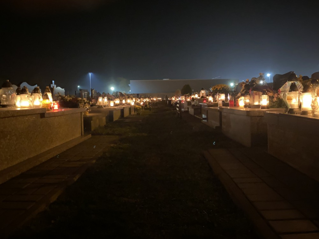 Hrubieszowski cmentarz nocą (ZDJĘCIA)