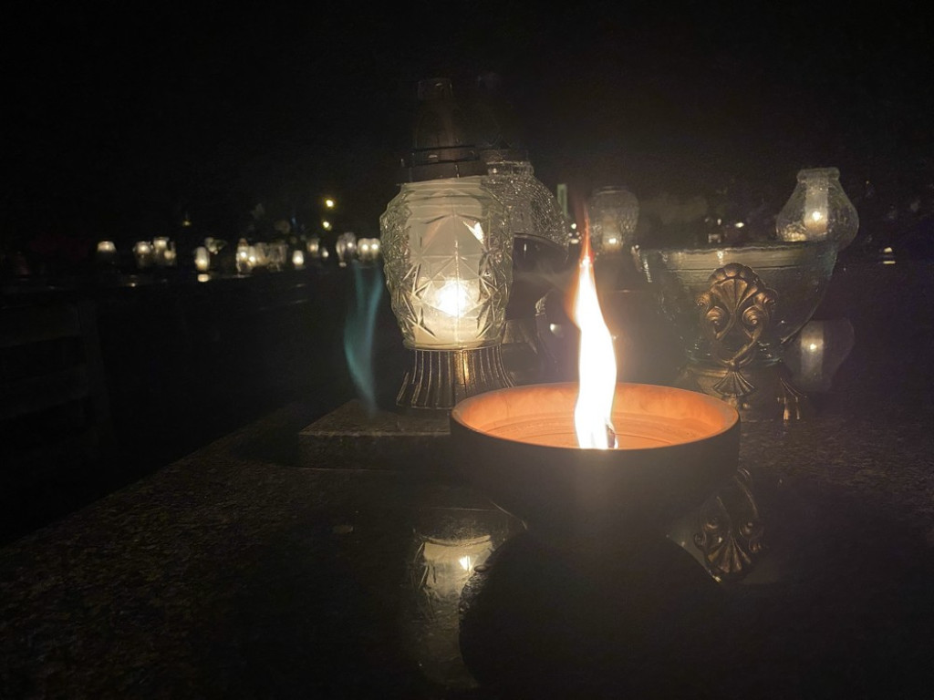 Hrubieszowski cmentarz nocą (ZDJĘCIA)