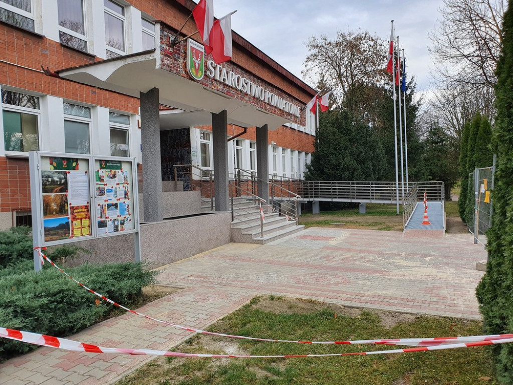 Hrubieszów: Remont wejścia do starostwa na ukończeniu (ZDJĘCIA)