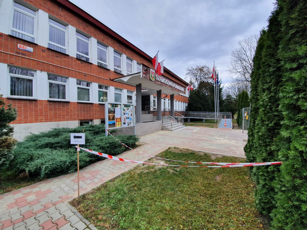 Hrubieszów: Remont wejścia do starostwa na ukończeniu (ZDJĘCIA)