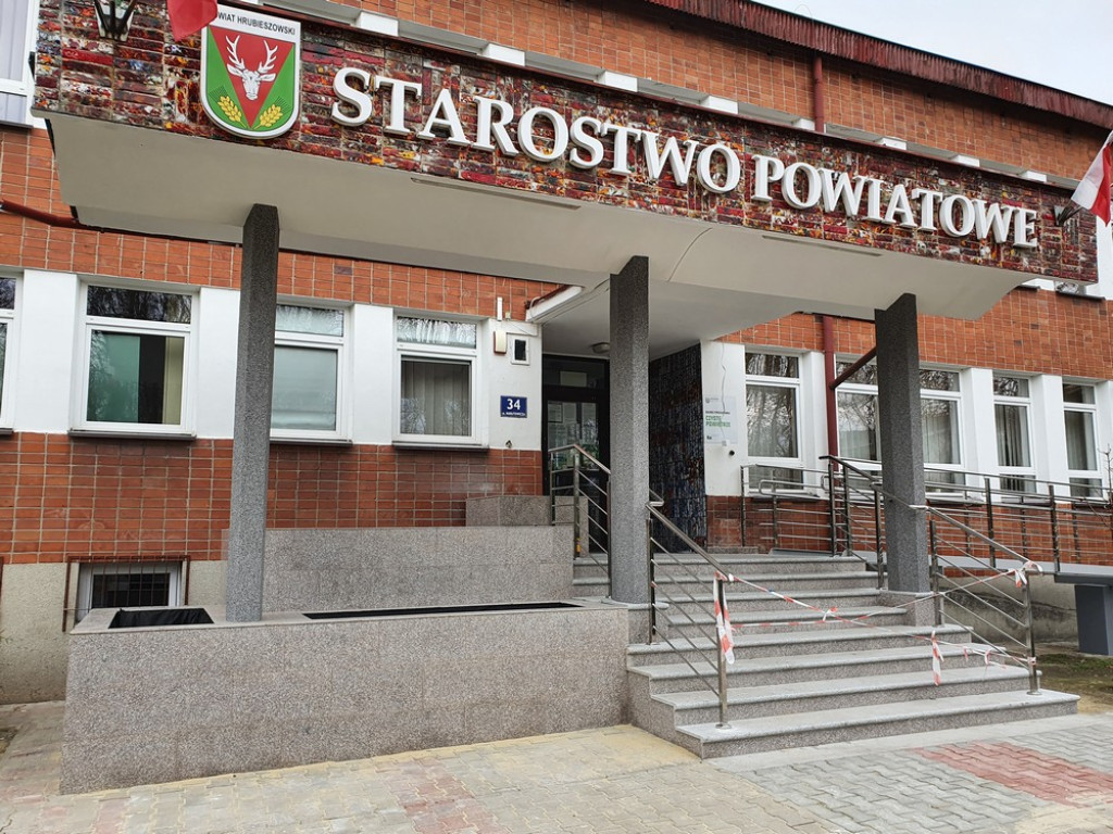 Hrubieszów: Remont wejścia do starostwa na ukończeniu (ZDJĘCIA)