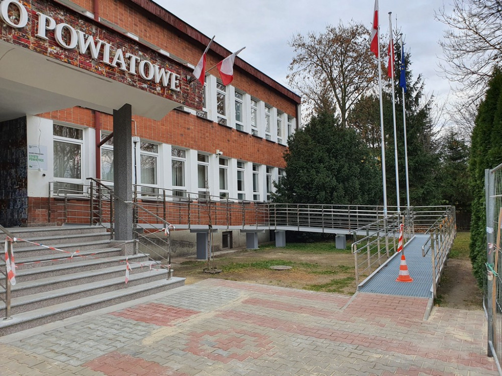 Hrubieszów: Remont wejścia do starostwa na ukończeniu (ZDJĘCIA)