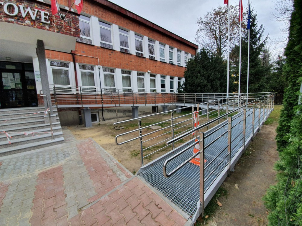 Hrubieszów: Remont wejścia do starostwa na ukończeniu (ZDJĘCIA)