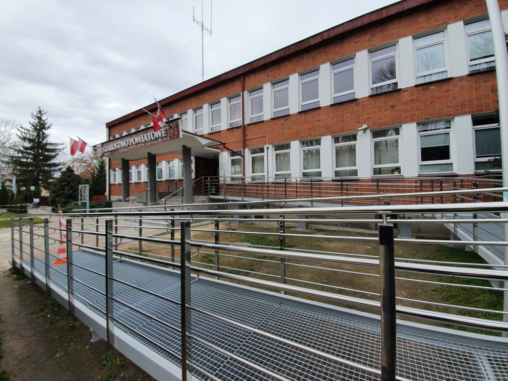 Hrubieszów: Remont wejścia do starostwa na ukończeniu (ZDJĘCIA)
