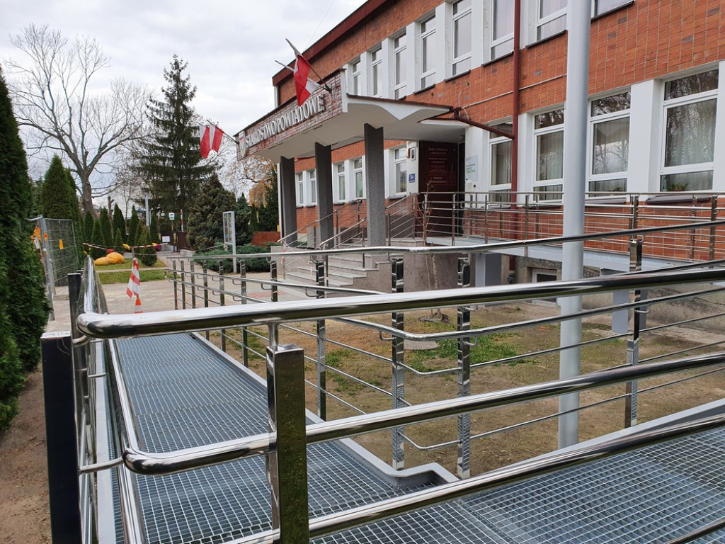 Hrubieszów: Remont wejścia do starostwa na ukończeniu (ZDJĘCIA)