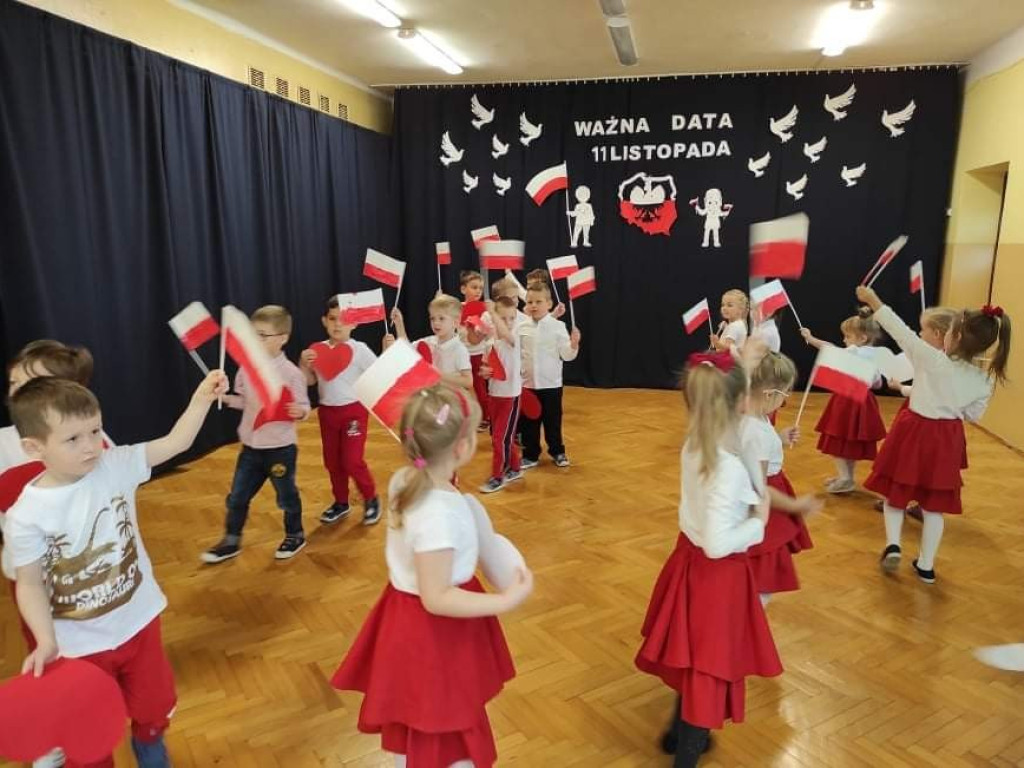 Przedszkolaki z Przedszkola nr 2 w Hrubieszowie uczciły Święto Niepodległości (ZDJĘCIA)