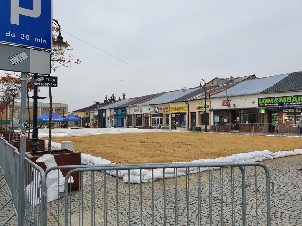 Hrubieszów: Powstaje lodowisko (ZDJĘCIA)