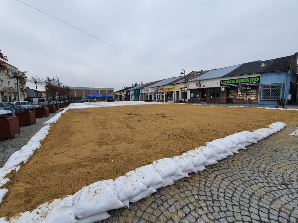 Hrubieszów: Powstaje lodowisko (ZDJĘCIA)