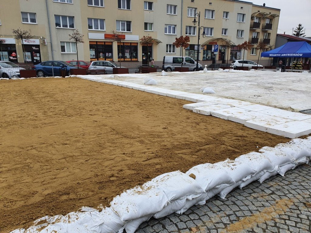 Hrubieszów: Powstaje lodowisko (ZDJĘCIA)
