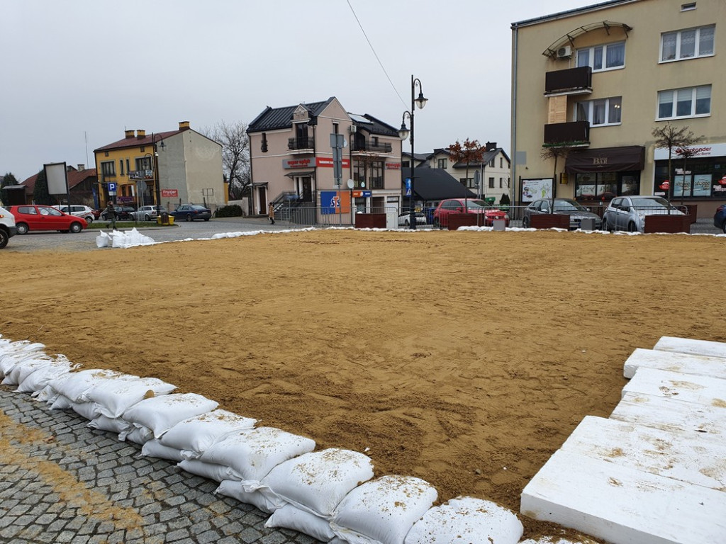 Hrubieszów: Powstaje lodowisko (ZDJĘCIA)