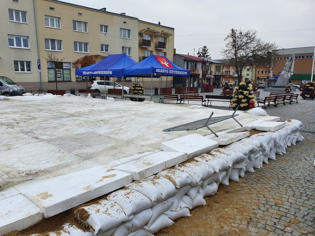 Hrubieszów: Powstaje lodowisko (ZDJĘCIA)