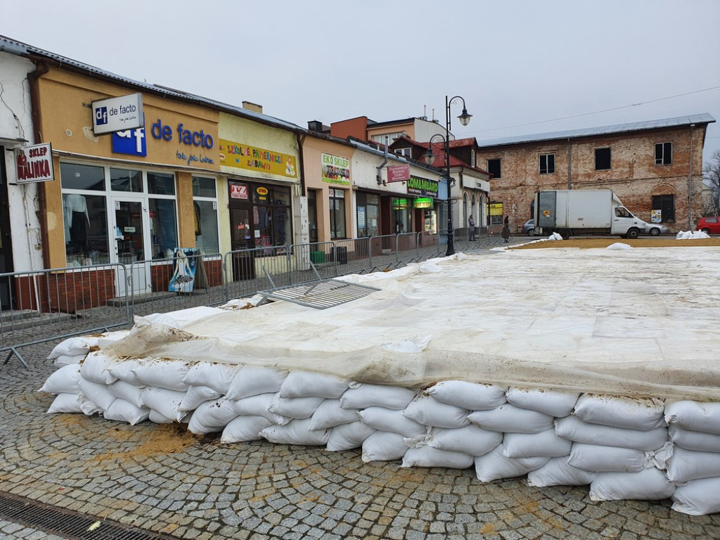 Hrubieszów: Powstaje lodowisko (ZDJĘCIA)