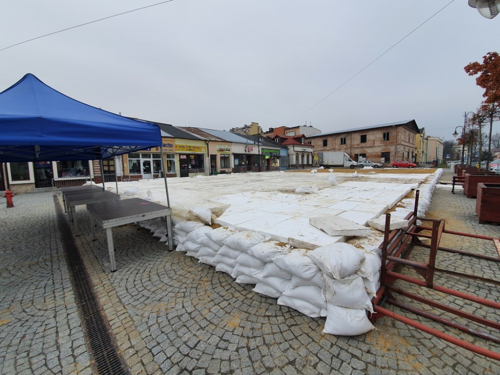 Hrubieszów: Powstaje lodowisko (ZDJĘCIA)