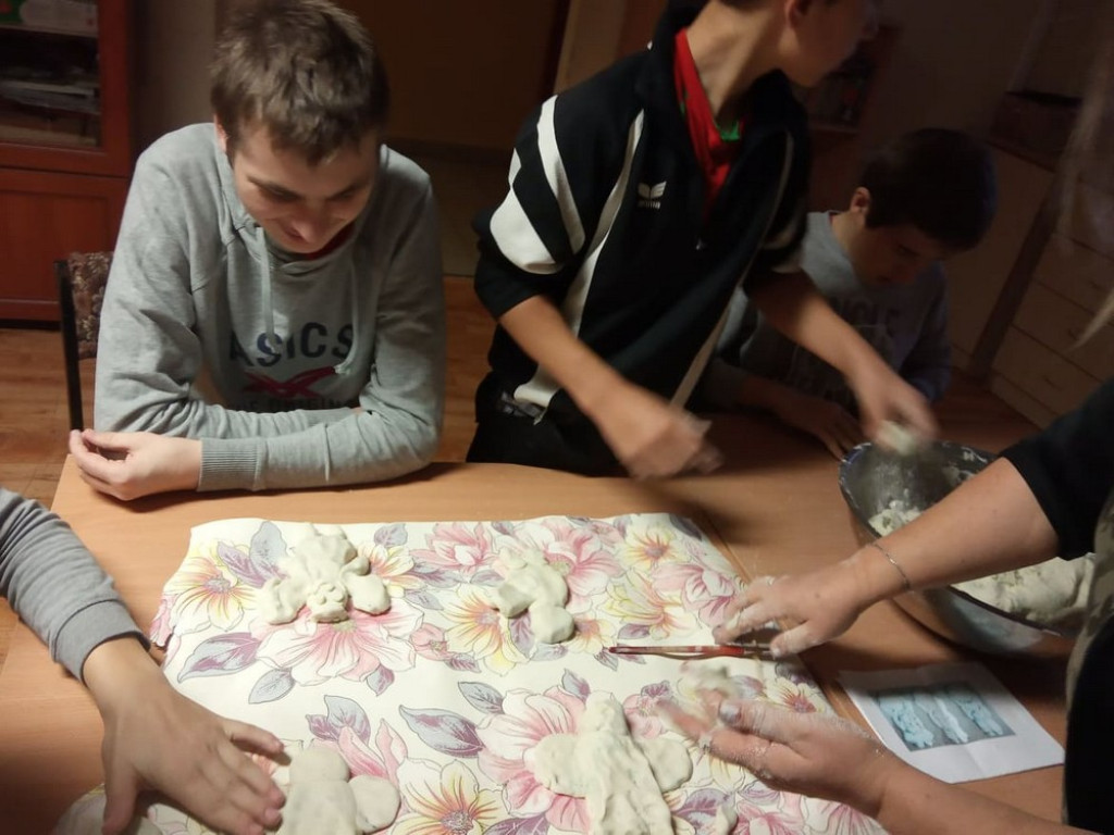 Warsztaty rękodzieła w Parafialnym Zespole Caritas i PZPSW w Hrubieszowie (ZDJĘCIA)