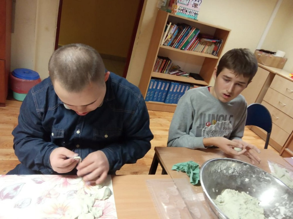 Warsztaty rękodzieła w Parafialnym Zespole Caritas i PZPSW w Hrubieszowie (ZDJĘCIA)