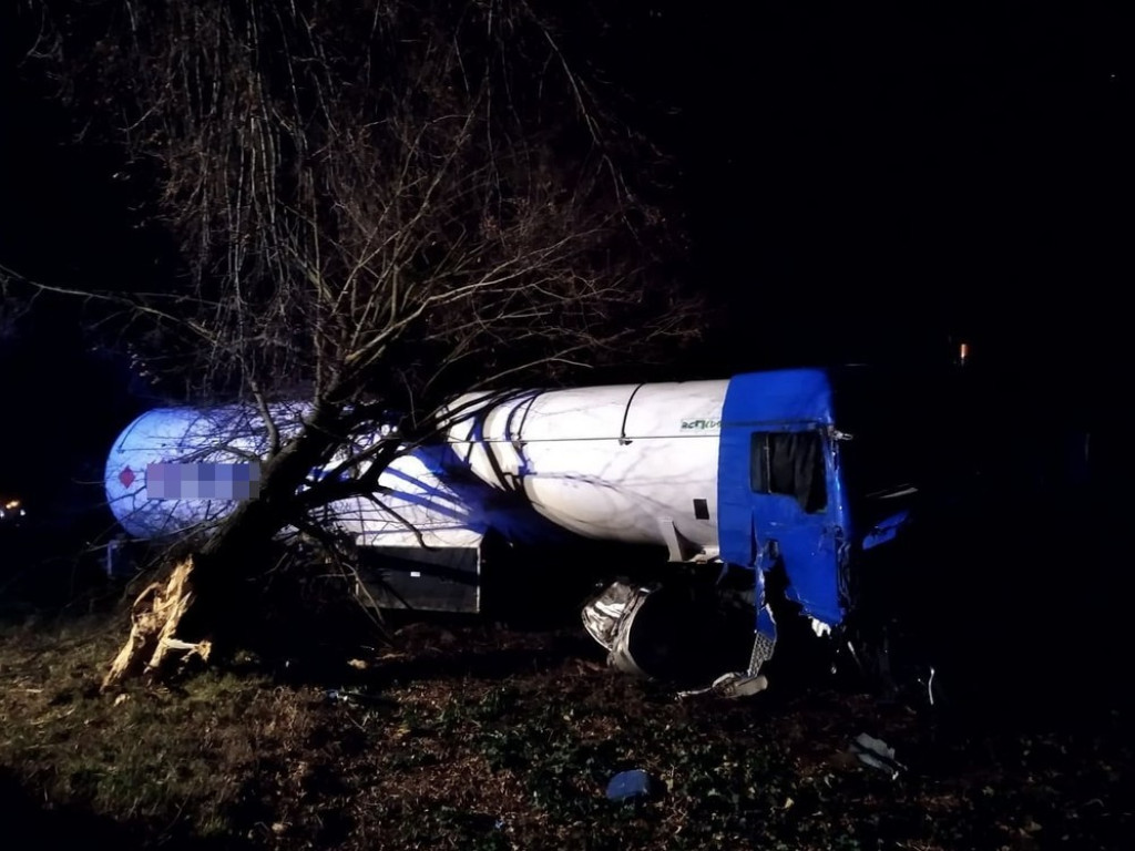 Hrubieszów: Tragiczny wypadek na Chełmskiej. Nie żyje 37-letni kierowca (ZDJĘCIA)