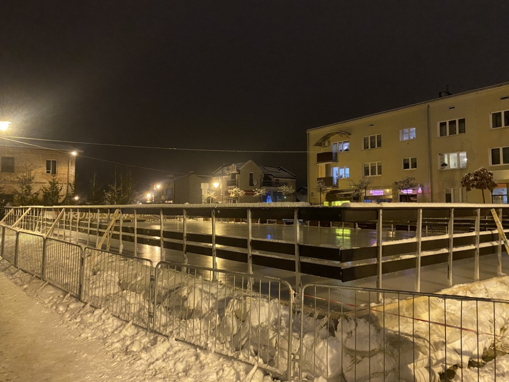 Hrubieszów: Lodowisko prawie gotowe... (ZDJĘCIA)