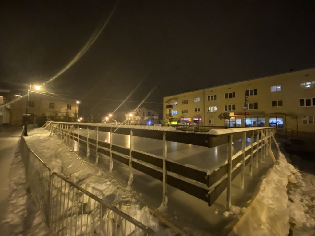 Hrubieszów: Lodowisko prawie gotowe... (ZDJĘCIA)
