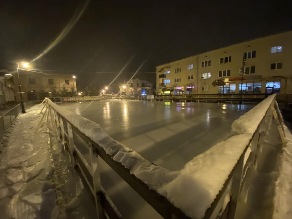 Hrubieszów: Lodowisko prawie gotowe... (ZDJĘCIA)