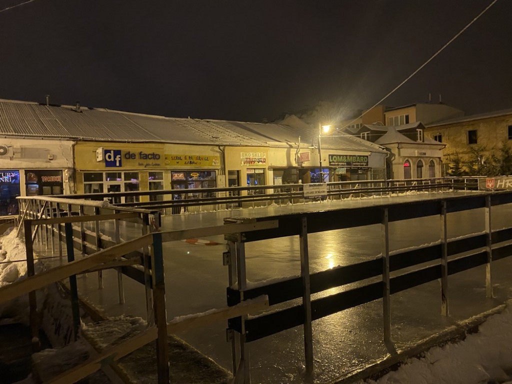 Hrubieszów: Lodowisko prawie gotowe... (ZDJĘCIA)