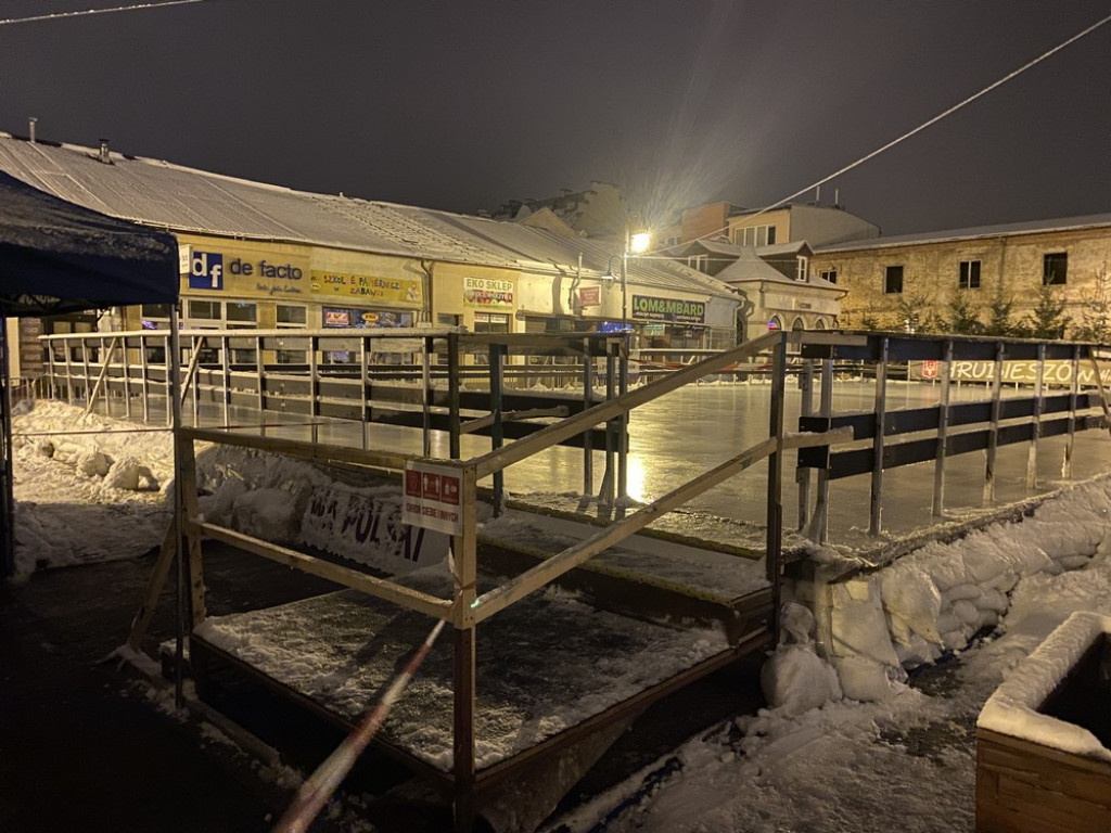 Hrubieszów: Lodowisko prawie gotowe... (ZDJĘCIA)