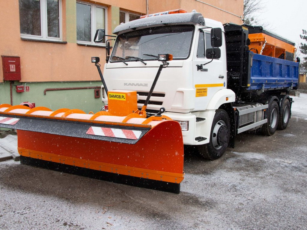 Nowy pojazd do utrzymania stanu dróg w powiecie hrubieszowskim (ZDJĘCIA)