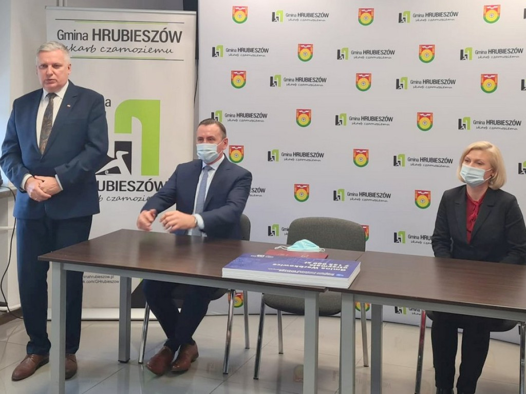 Czeki dla samorządów powiatu hrubieszowskiego (ZDJĘCIA)