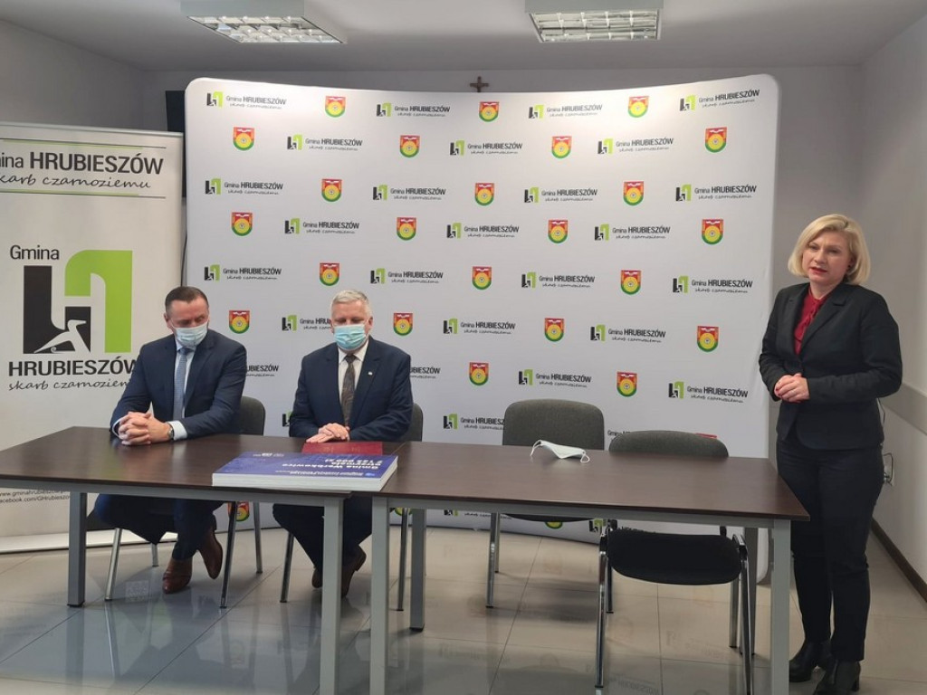 Czeki dla samorządów powiatu hrubieszowskiego (ZDJĘCIA)