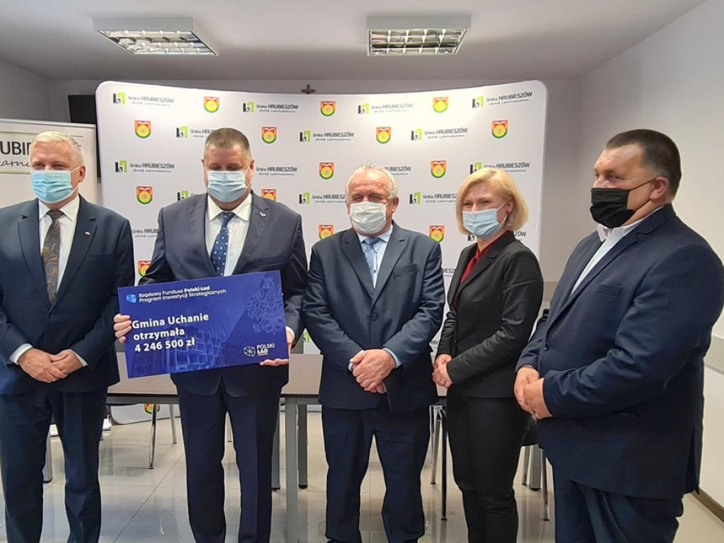 Czeki dla samorządów powiatu hrubieszowskiego (ZDJĘCIA)