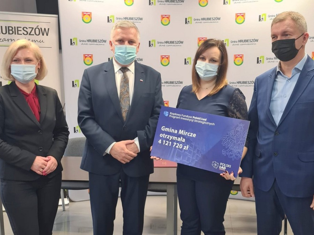 Czeki dla samorządów powiatu hrubieszowskiego (ZDJĘCIA)