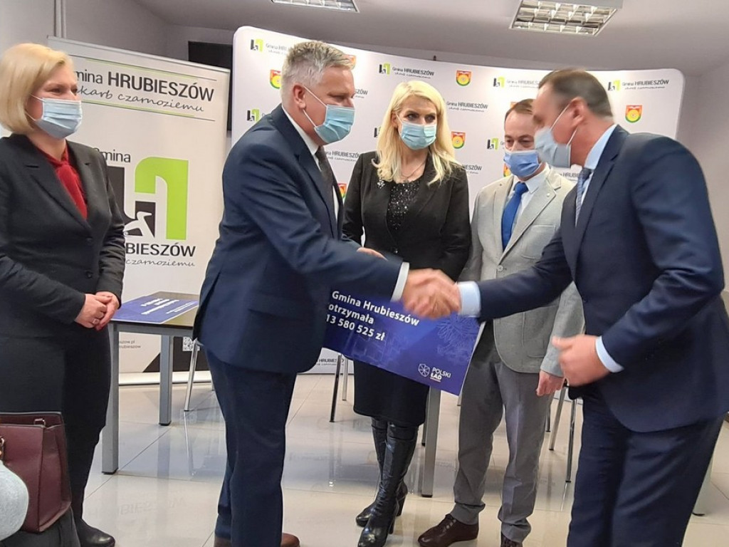 Czeki dla samorządów powiatu hrubieszowskiego (ZDJĘCIA)