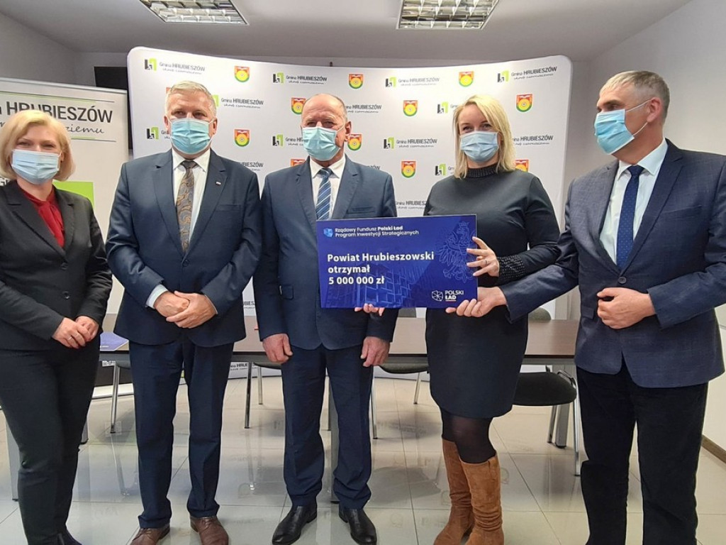 Czeki dla samorządów powiatu hrubieszowskiego (ZDJĘCIA)
