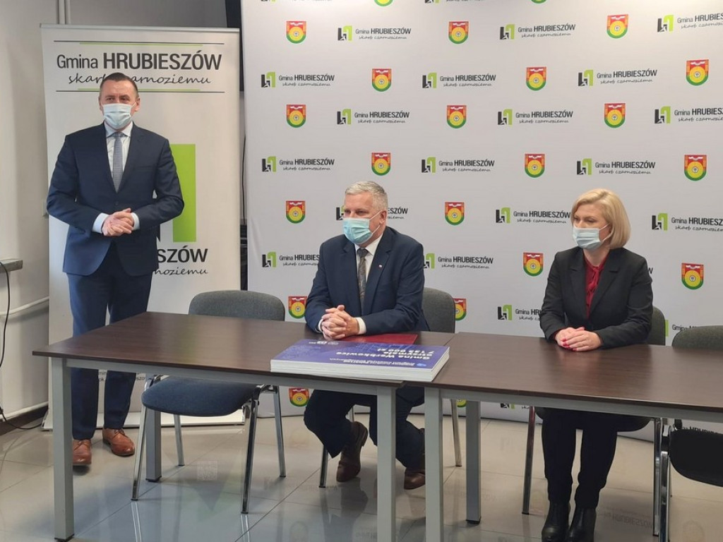 Czeki dla samorządów powiatu hrubieszowskiego (ZDJĘCIA)
