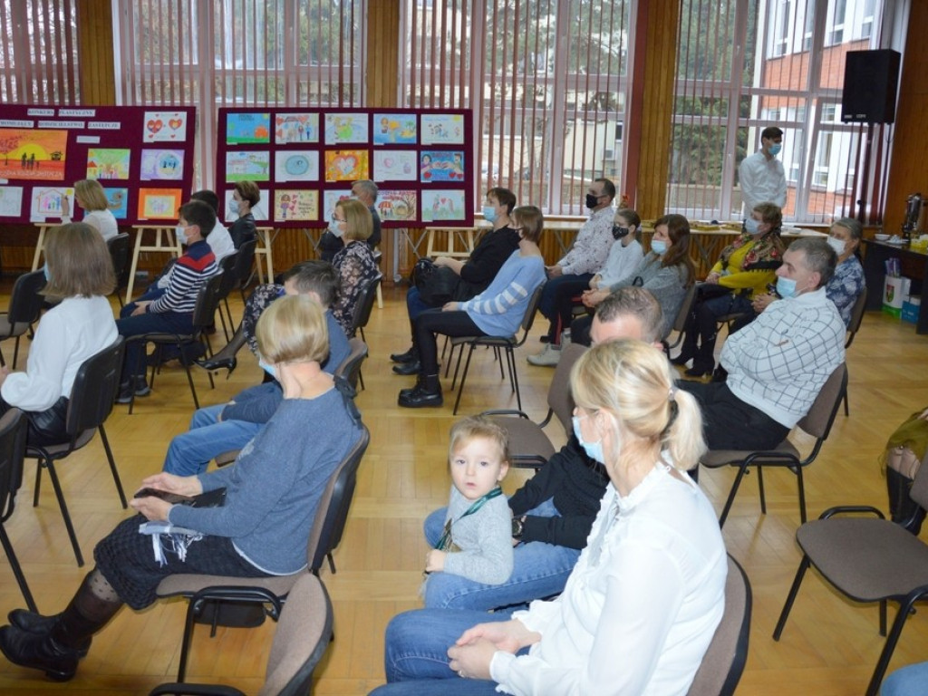 Hrubieszów: Konkurs na plakat promujący rodzicielstwo zastępcze rozstrzygnięty! (ZDJĘCIA)